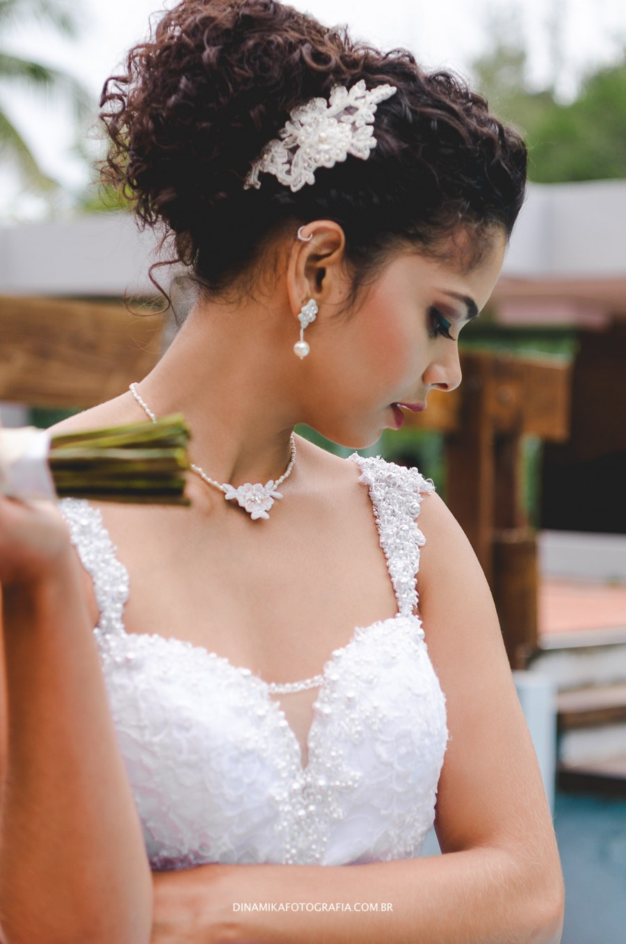 Ianna Noivas - A blogueirinha @nogueiraemillys com nosso vestido de noiva  Princesinha e uma coroa dourada belíssimavc arrasou Ensaio  fotográfico lindo.. #vestidodenoiva #noiva #ensaiofotografico #bloguerinha # casamento #coroadenoiva #buquedenoiva