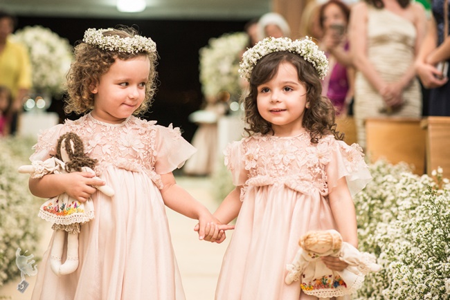 O penteado para daminha de casamento ideal para cada idade