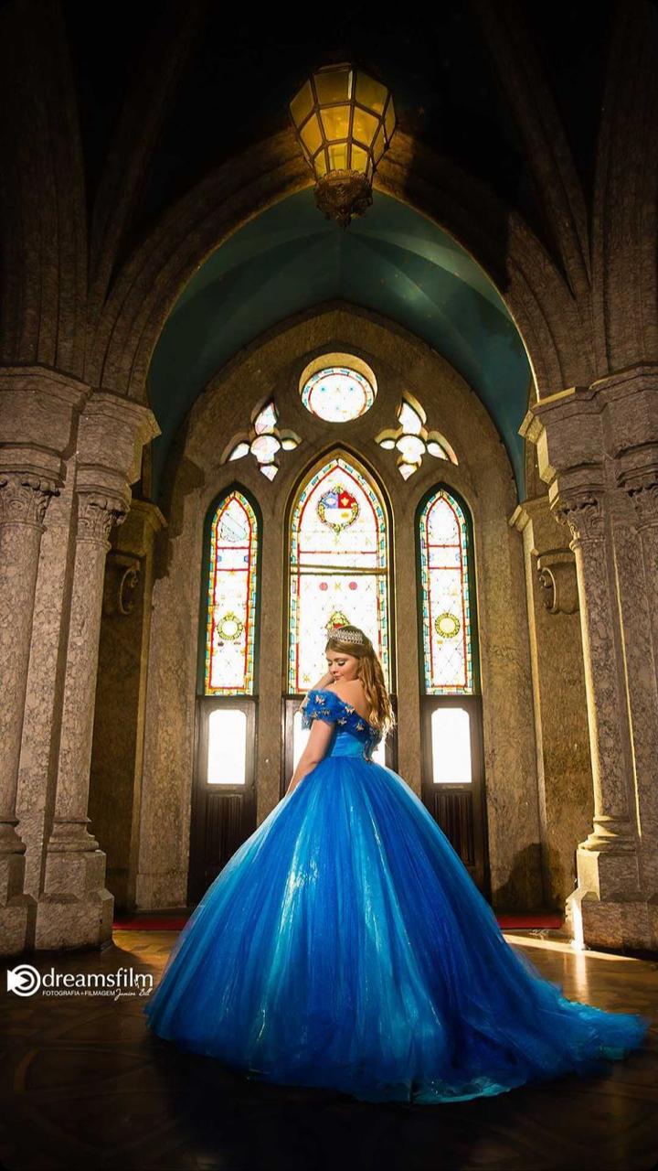 Foto: Vestido de noiva inspirado em Cinderela é quase uma réplica da  animação para a vida real. O azul e o brilho é o predominante e fica lindo.  - Purepeople