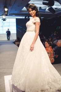 AdrianaBombom-DaniVieira-SheslaineHayalla-desfilam-de-IvanaBeaumond-no-inesquecivel-casamento-icweek-2017 (17)