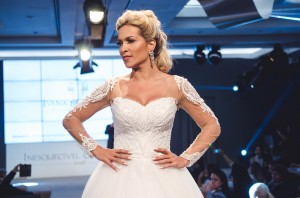 AdrianaBombom-DaniVieira-SheslaineHayalla-desfilam-de-IvanaBeaumond-no-inesquecivel-casamento-icweek-2017 (25)