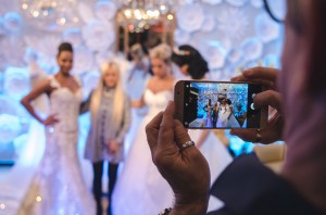 AdrianaBombom-DaniVieira-SheslaineHayalla-desfilam-de-IvanaBeaumond-no-inesquecivel-casamento-icweek-2017 (3)