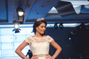 AdrianaBombom-DaniVieira-SheslaineHayalla-desfilam-de-IvanaBeaumond-no-inesquecivel-casamento-icweek-2017 (8)