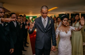 AnaCarlaeBruno-Vestido-de-noiva-rj_casamento-casar-sobmedida-Alugueldevestido-IvanaBeaumond (3)